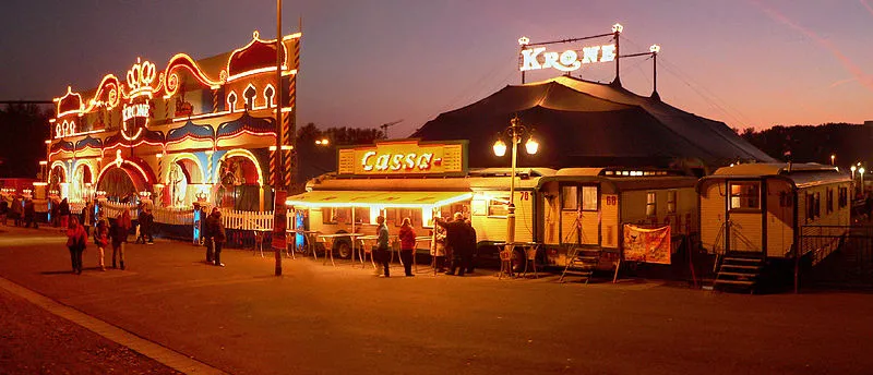800px-Circus_Krone_Schützenplatz_Hannover_Panorama_neu.webp