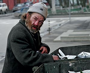 бомж-доллар-богатство-газета-978873.webp