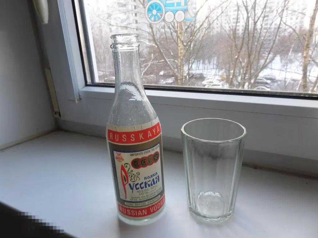 butylka_russkaja_vodka_i_stakan_granenyj_sssr_0_25ml.webp