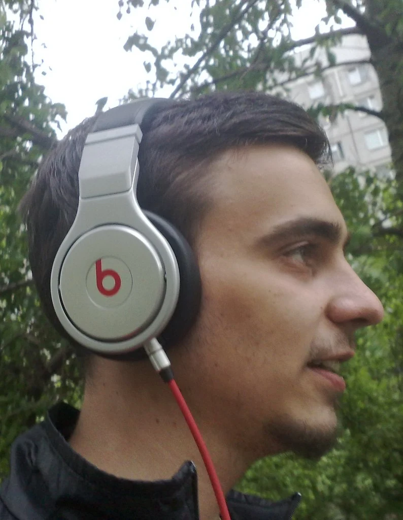 F5e3GT7gAf8[1].webp