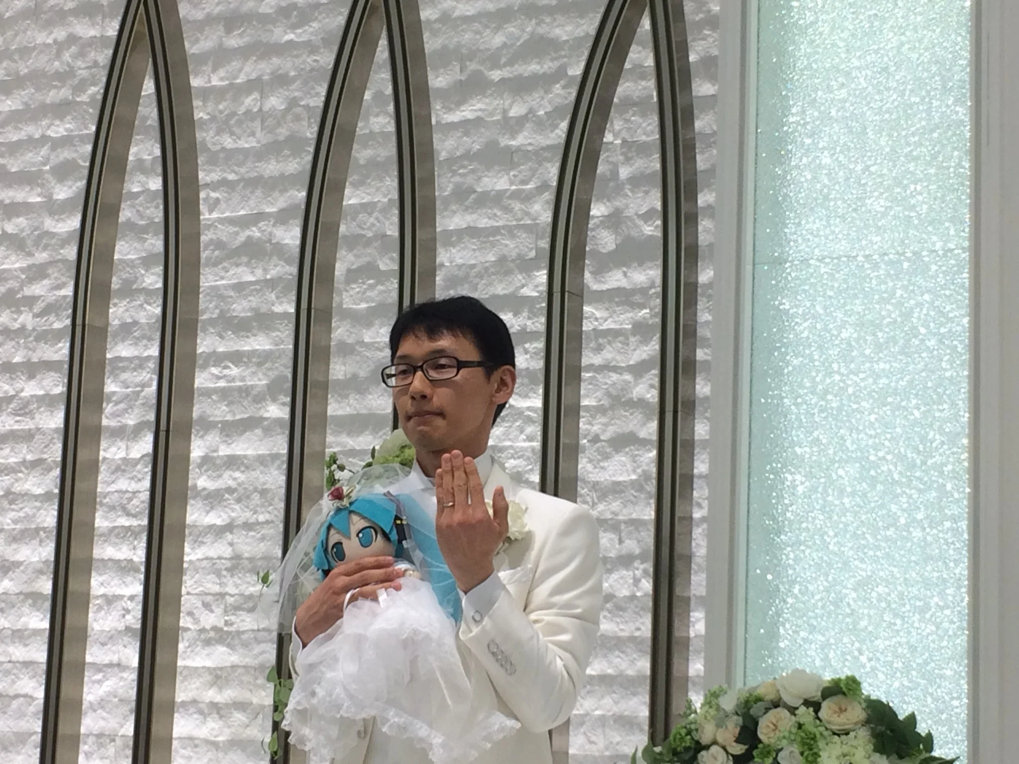 otaku-marry-hatsune-miku-wedding-waifu-06.webp