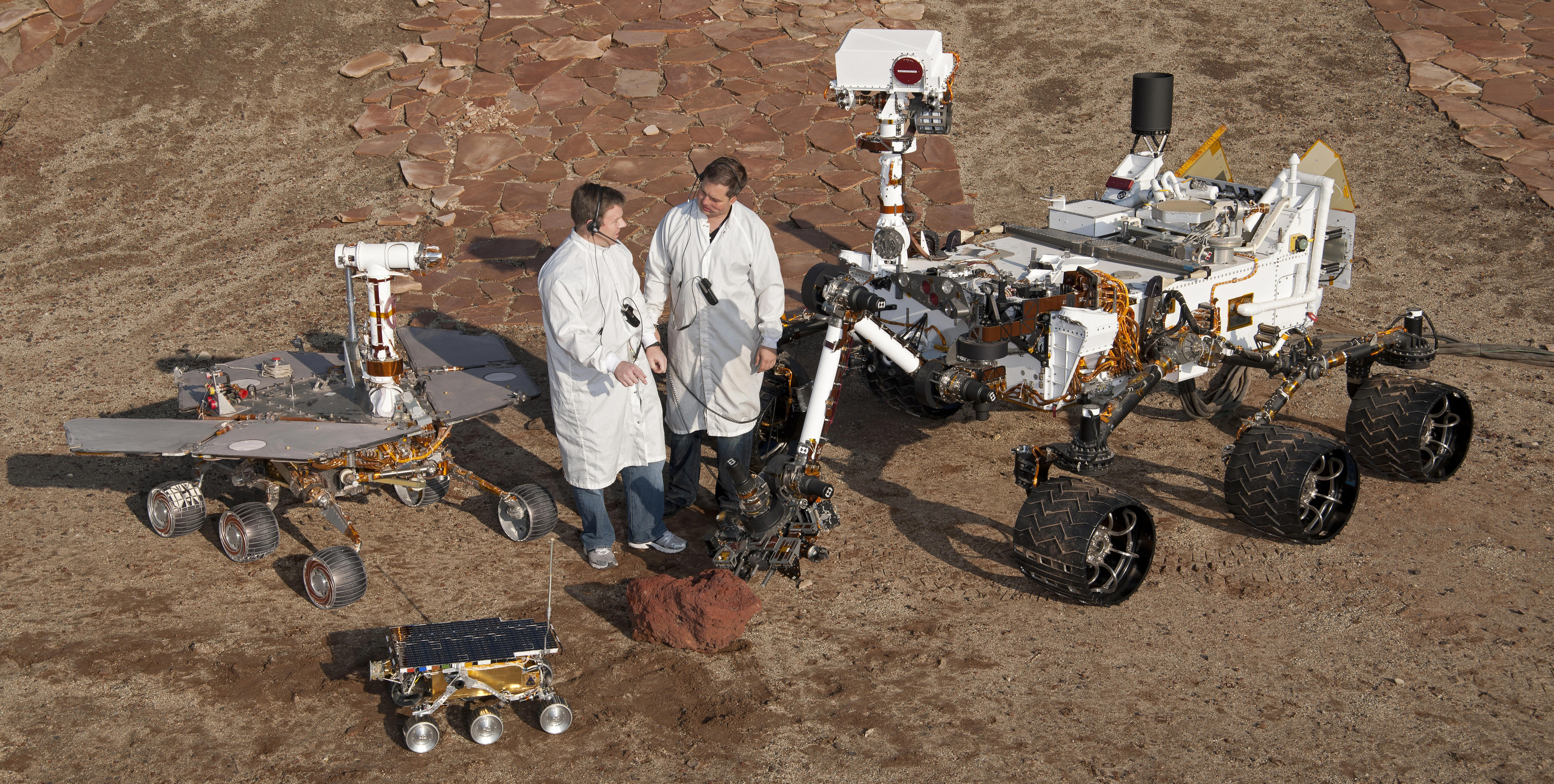 PIA15279_3rovers-stand_D2011_1215_D521.webp