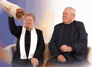Pozhilaya_para_kidaet_v_zritelya_shaurmu.gif