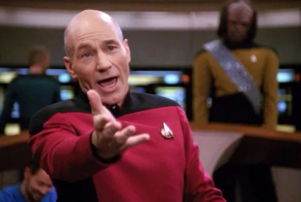 Star-Trek-Menage-a-Troi-Captain-Picard-Patrick-Stewart-600x402.webp
