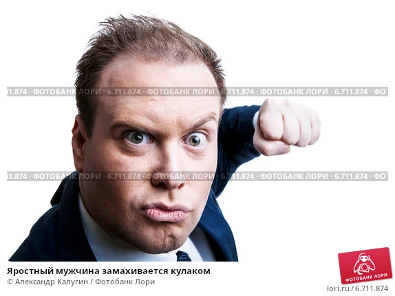 yarostnyi-muzhchina-zamahivaetsya-kulakom-0006711874-preview.webp